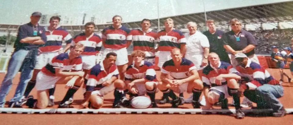 Craig Hartley, fourth from left in the front row, with the USA team at the Paris Sevens, 29–30 May 1999.
